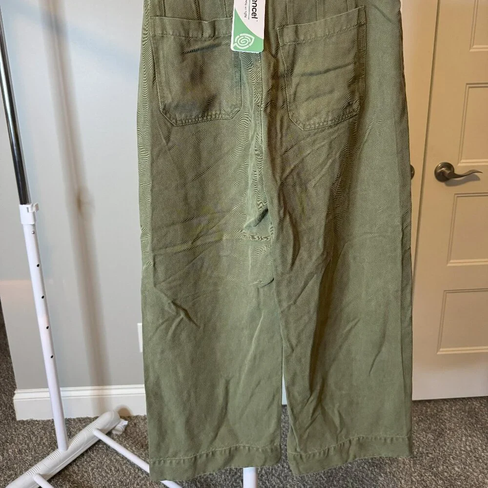 Women's Velvet Heart Crop Pants, Size 28, NWT - Picture 4 of 4